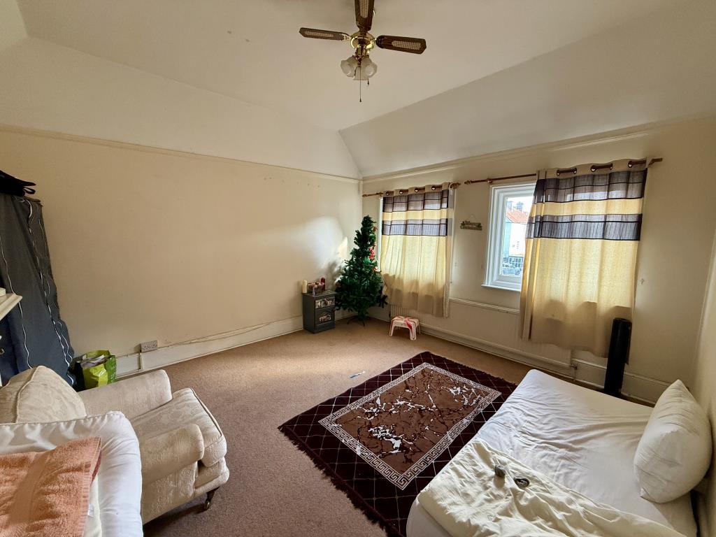 Lot: 43 - MIXED COMMERCIAL AND RESIDENTIAL INVESTMENT - Flat two living room